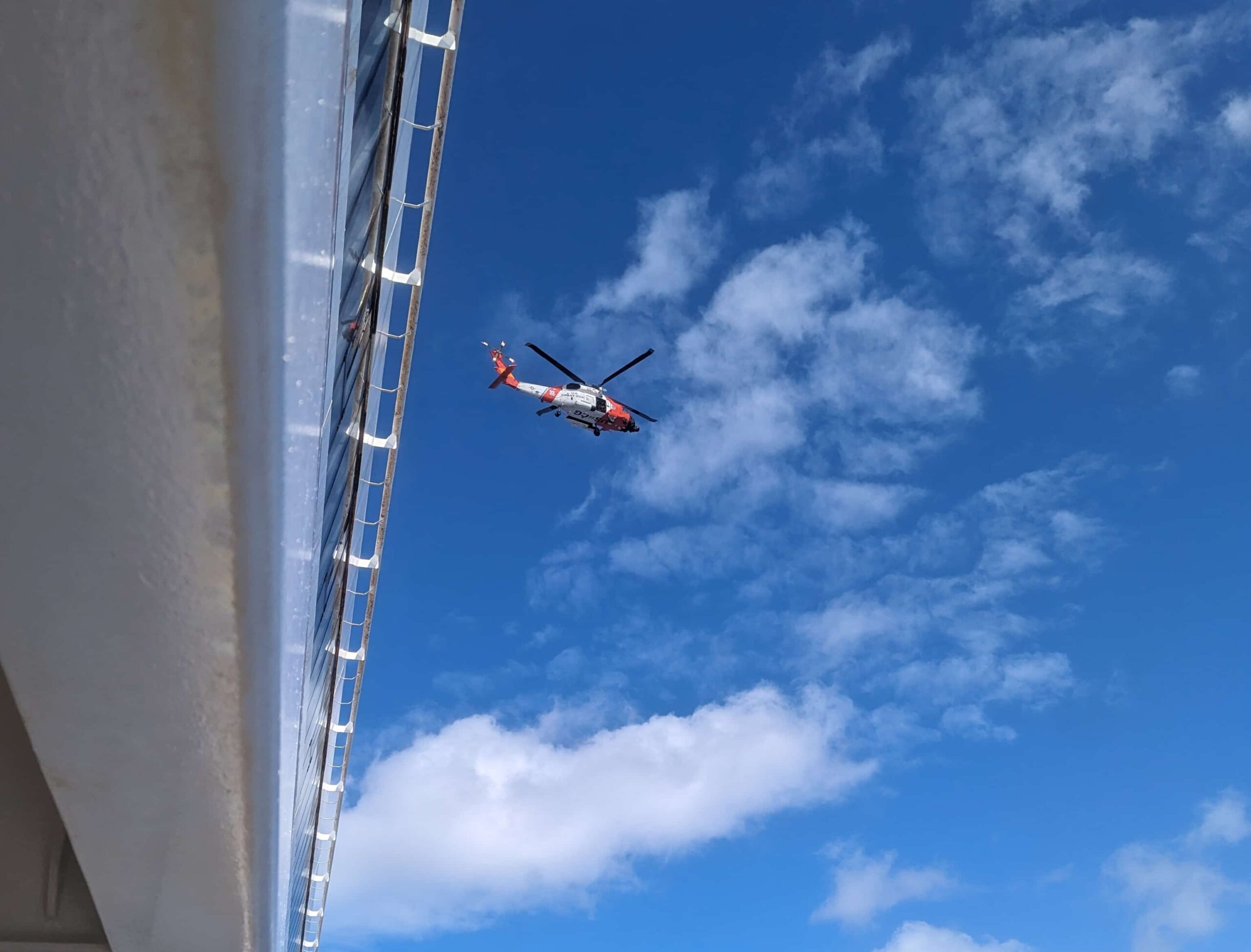 United States Coast Guard Sikorsky MH-60T Jawhawk über AIDAmar