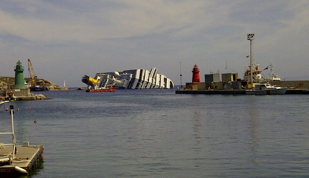 Costa Concordia liegt im Wasser (Bild aus  wikipedia)