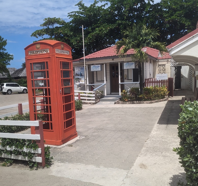 Die rite Telefonzelle am Dickensen Bay auf Antigua