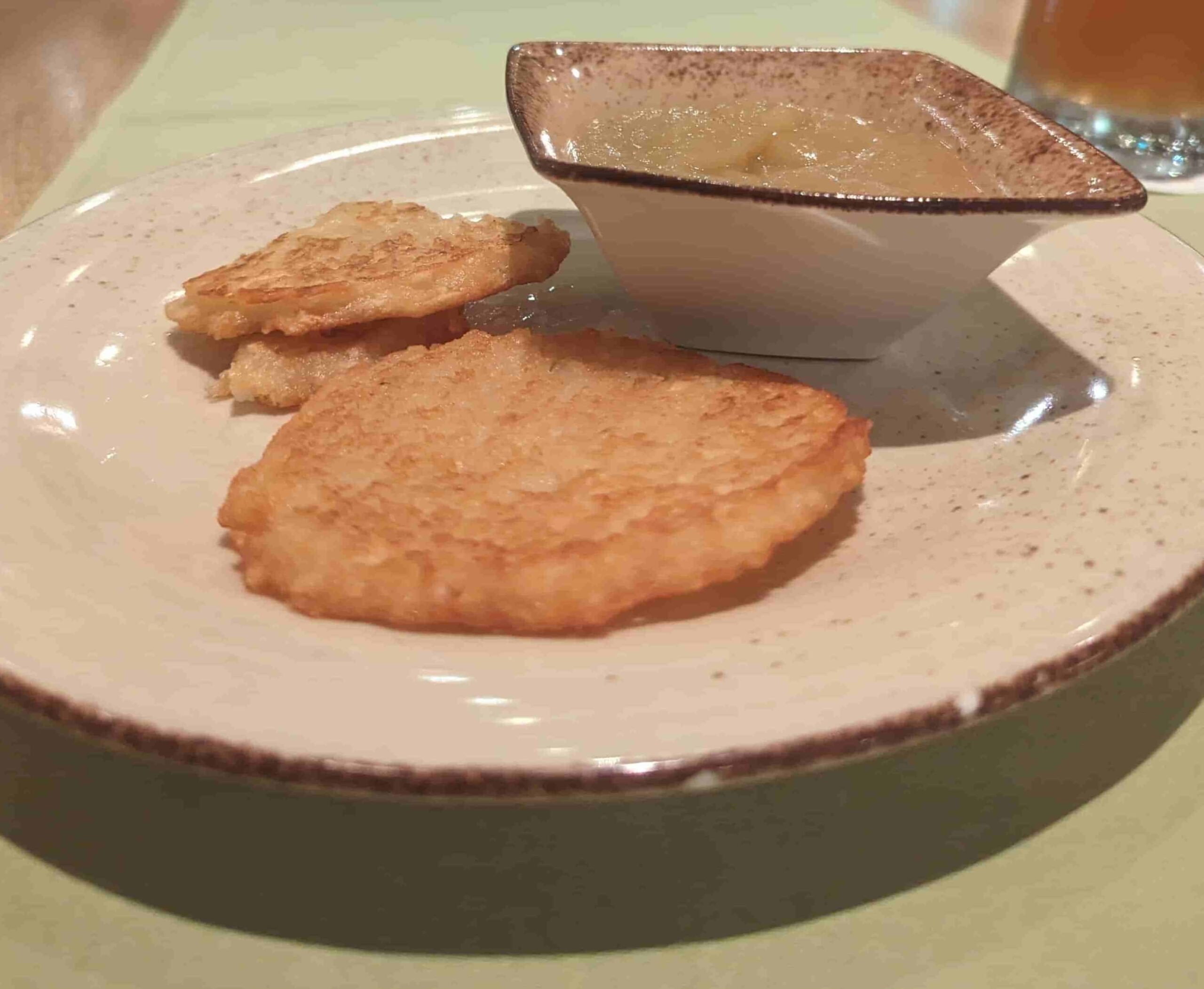 Kartoffelpuffer mit Apfelkompott im Brauhaus Restaurant auf der AIDAmar