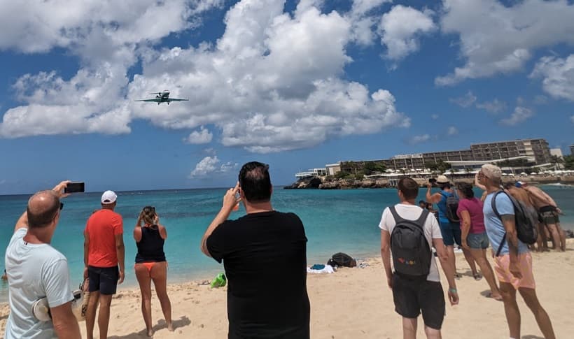 Flieger landet auf St. Marten