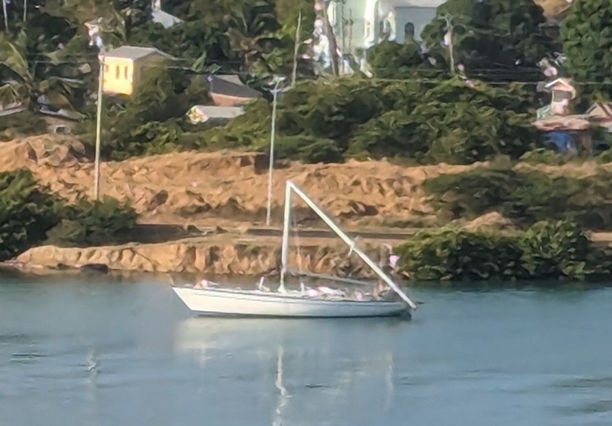 Segelyacht mit gebrochenem Mast auf Antigua