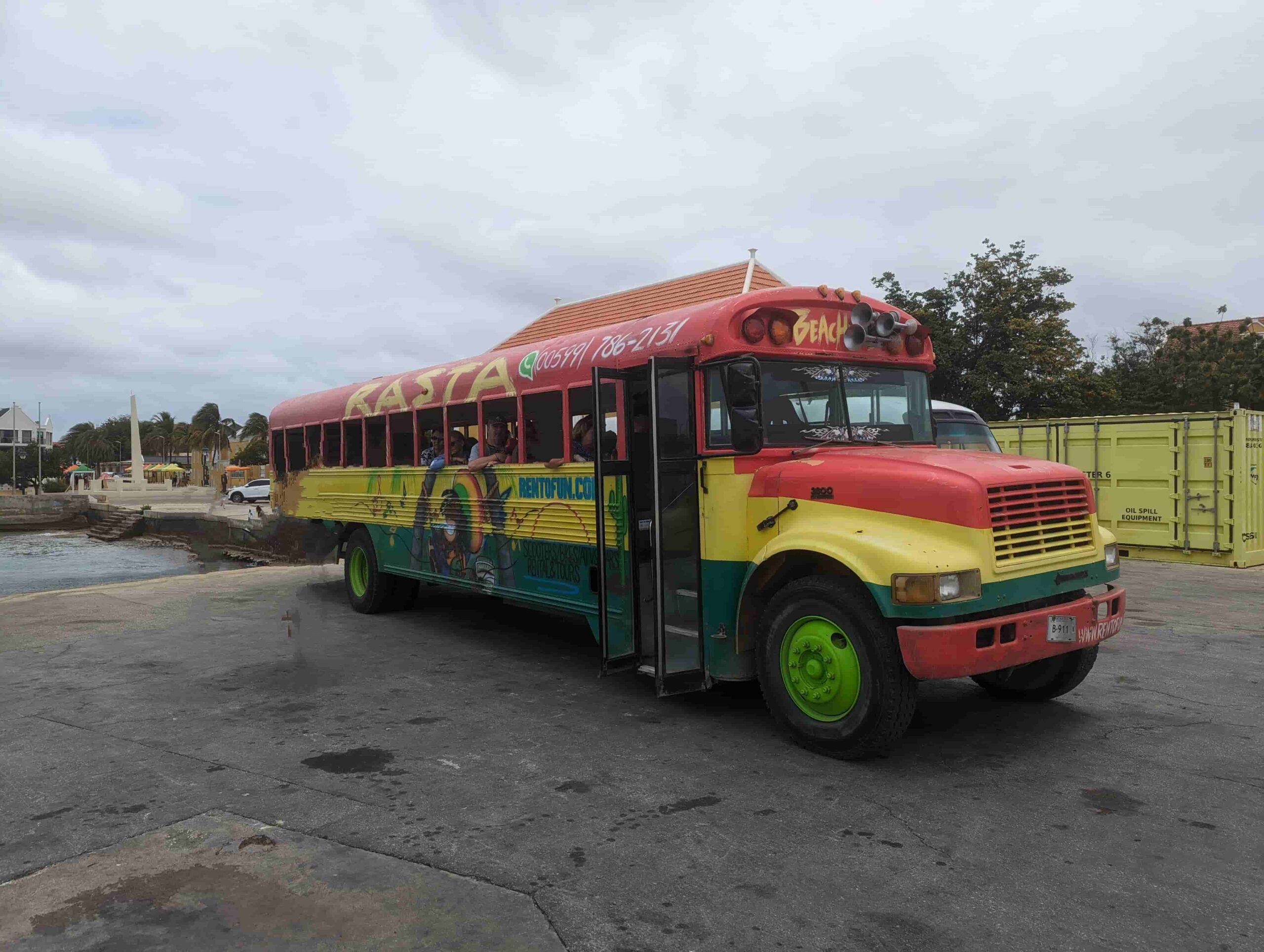 Rasta Bus auf Bonaiure