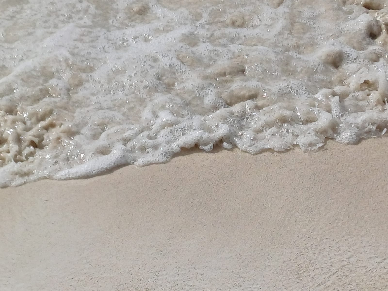 Sand am Strand von Dickensen Bay auf Antigua