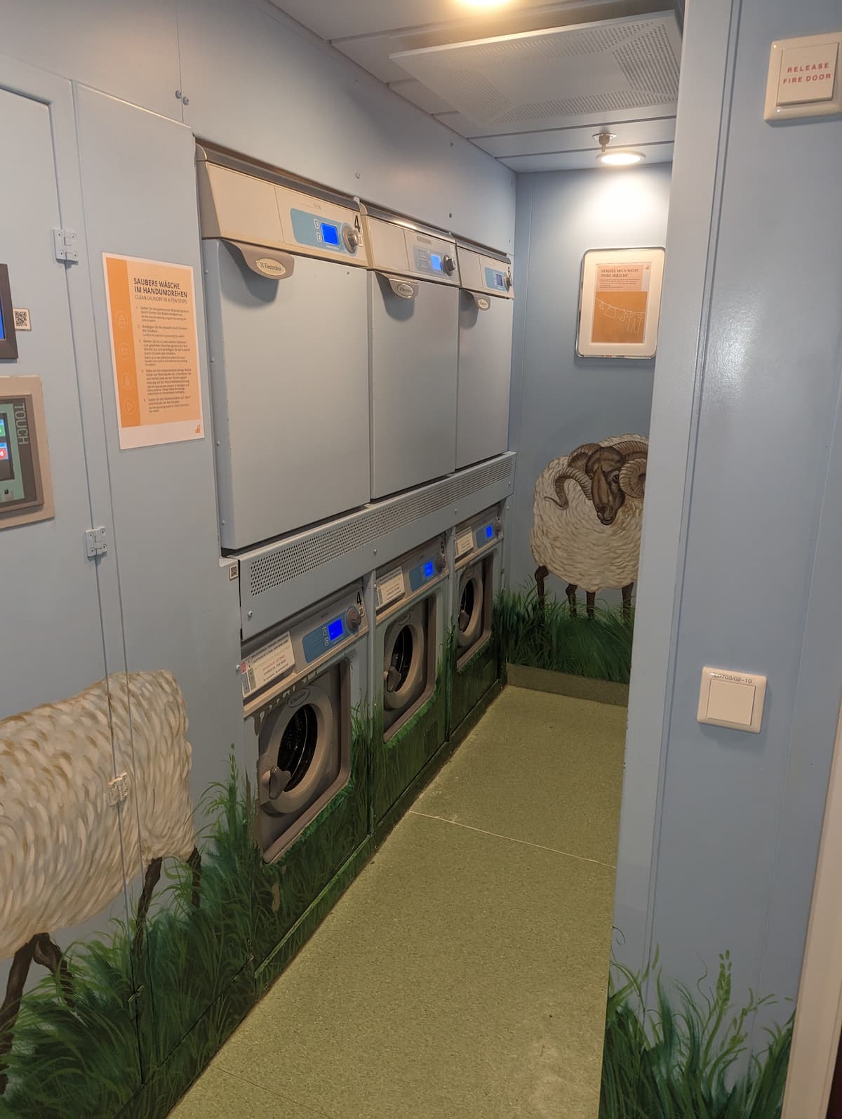 Waschmaschinen im Waschsalon auf der AIDAmar