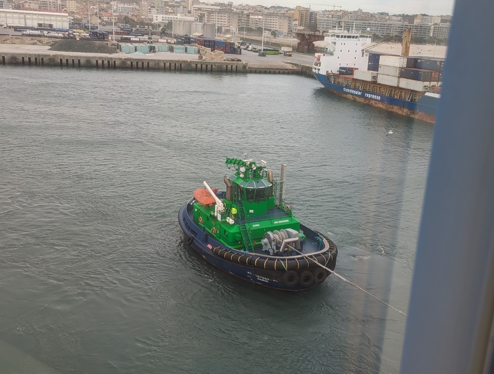 Der Schlepper DORIS hilft beim Ablegen im Hafen von The Notting Hill Barber in Leixões Porto Porto 